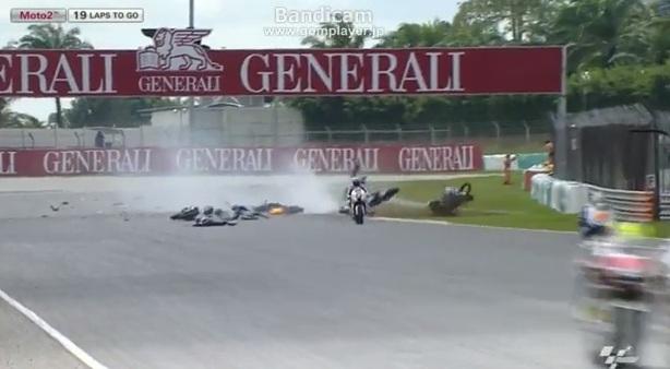 Τρομακτικό ατύχημα στο Moto2 (video)