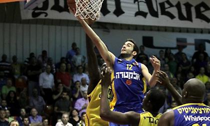 Με το αριστερό Μακάμπι και Σόφο