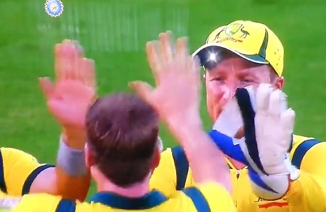 Πήγε για high five,  τον πέτυχε στο μάτι!