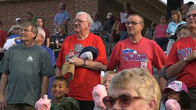 Δείτε τις αντιδράσεις του κόσμου όταν ανακάλυψαν ότι ο εθνικός τους ύμνος έχει κι άλλους στίχους