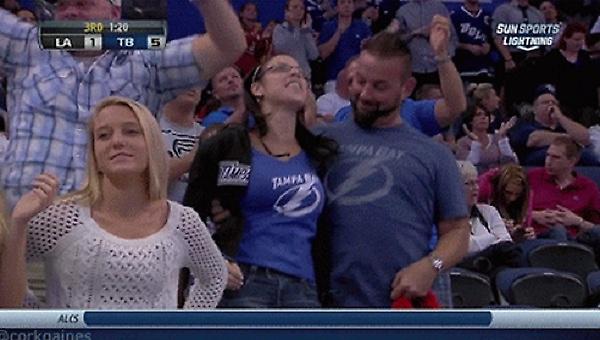 Αυτός ο φίλαθλος ξέρει τι να κάνει και που να κοιτάξει!