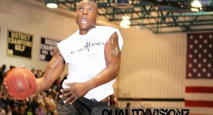 Έσπασε το ταμπλό με κάρφωμα 360 μοιρών (Video)