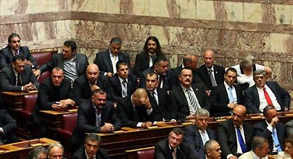 Κλείνουν την κάνουλα στη Χρυσή Αυγή