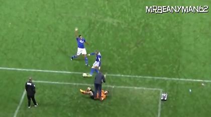 Τάκλιν στον προπονητή (video)