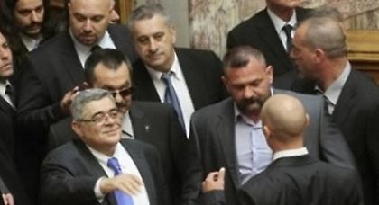 Γιατί χαίρεται ο Χρυσαυγίτης και χαμογελά πατέρα;