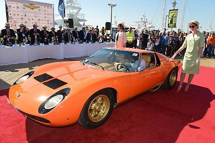 Αυτοκίνητα, κοστούμια, χορός μιας άλλης εποχής στη Μαρίνα Φλοίσβου