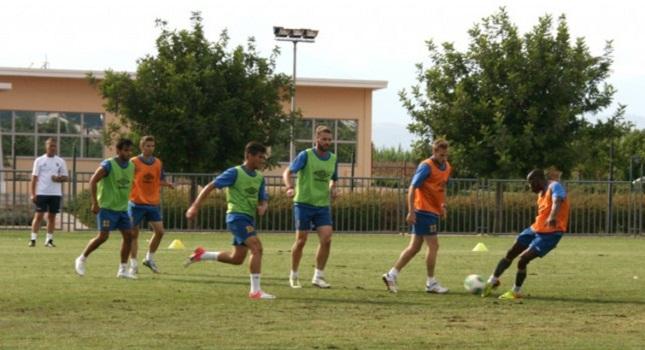 Περιμένει τρεις…