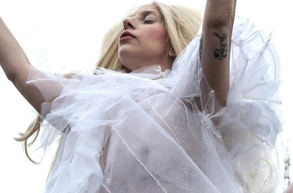Η Lady Gaga δεν άφησε τίποτα στη φαντασία με αυτό που φόρεσε