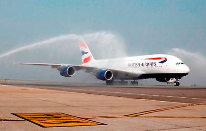 Φαντασμαγορική άφιξη του Α380 της British στο Χονγκ Κονγκ με επίδειξη μόδας