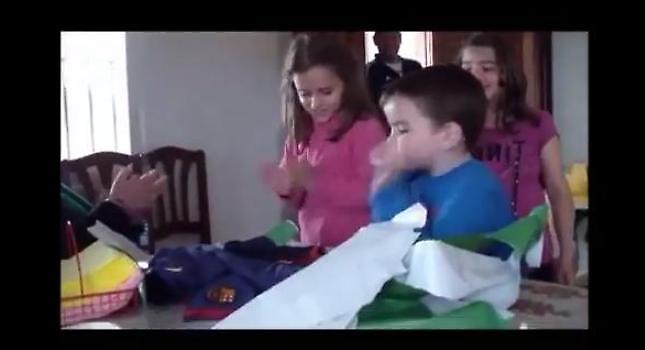 Δεν θέλει να βλέπει Μπαρτσελόνα ο μικρός! (video)