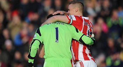 Μυθικό γκολ του γκολκίπερ από την εστία του!