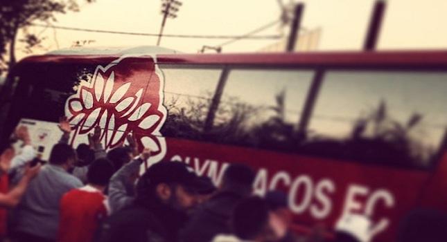 «Ντόπες» κατά την αναχώρηση του Ολυμπιακού