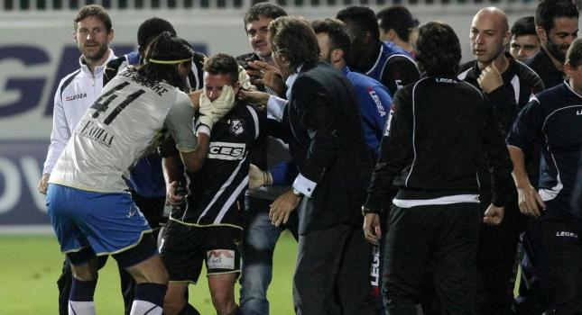 Ξύπνα (τον), Βασίλη!