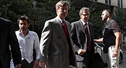 Καυτή ατζέντα με τρόικα για μισθούς και ασφαλιστικό