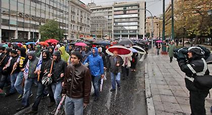 Βροχή και απουσία διαδηλωτών «έπνιξαν» την πορεία ΓΣΕΕ- ΑΔΕΔΥ