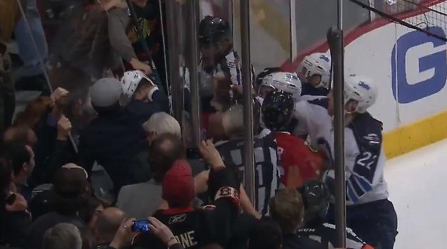 Μεθυσμένος οπαδός μπήκε στη μέση του καβγά των παικτών!