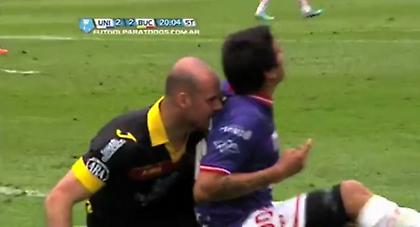 Γκολκίπερ που… δαγκώνει (video)