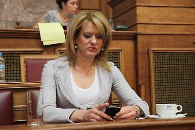 «Ναι» στην πρόταση δυσπιστίας από τη Θεοδώρα Τζάκρη του ΠΑΣΟΚ