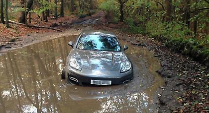 Βυθίστηκε στη λάσπη Porsche παίκτη της Λίβερπουλ