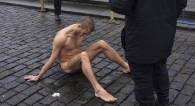 Κάρφωσε τους όρχεις του στην Κόκκινη Πλατεία! (pic+vid)