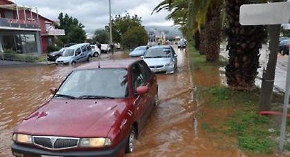 Παρέλυσε η Αθήνα από την κακοκαιρία