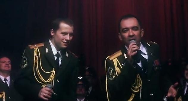 Ρώσοι αστυνομικοί τραγουδούν το «Get Lucky»