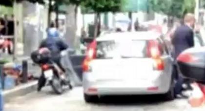 Οι τροϊκανοί έριξαν δικυκλιστή έξω από το υπ. Οικονομικών(video)