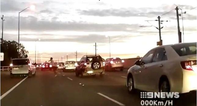 Άνδρας χτυπάει το κεφάλι του σε διερχόμενα αυτοκίνητα