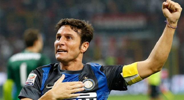 Η σημαία στον ιστό τη νύχτα ενός μεγάλου αντίο!