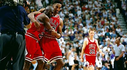 Το ball boy έβγαλε στο σφυρί τα παπούτσια του Τζόρνταν