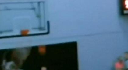 Κάρφωσε κι έσπασε το στεφάνι (Video)