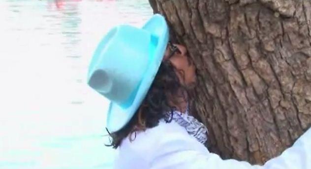 Είναι οικολόγος. Παντρεύτηκε… δέντρο! (video)