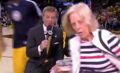 Μεθυσμένη φίλαθλος διακόπτει τηλεοπτική μετάδοση (Video)