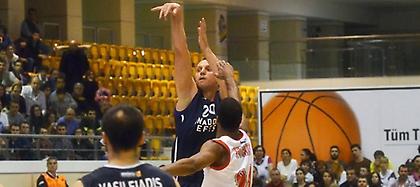 Νίκες για Βασιλειάδη και Ταπούτο