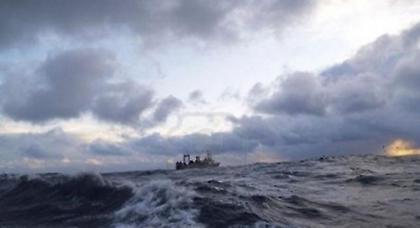 Καταιγίδα εμπόδισε τη διάσωση 32 μελών πληρώματος φλεγόμενου πλοίου