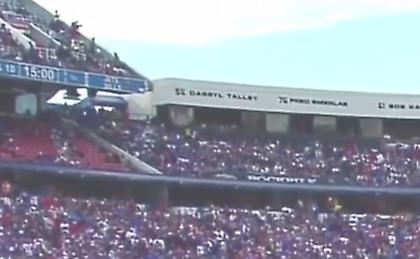 Φίλαθλος έπεσε από το πάνω διάζωμα γηπέδου, πάνω σε άλλο φίλαθλο