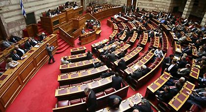 Οι βουλευτές βγάζουν τα μάτια τους, ενισχύοντας τους Κασιδιάρηδες…