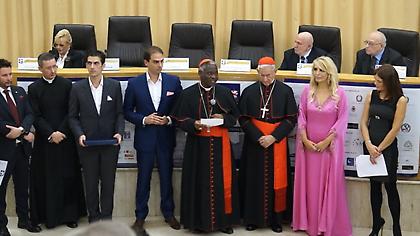 Σπανούλης και Τσουκαλά στα διεθνή βραβεία στο Βατικανό