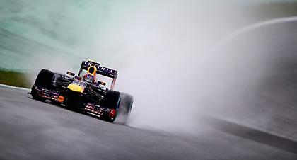 Χόρεψε… μόνος στη βροχή ο Γουέμπερ