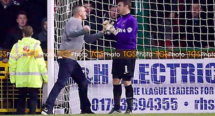 Οπαδός γρονθοκόπησε… τερματοφύλακα! (video)