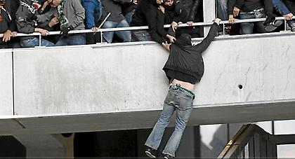 Οπαδός αιωρήθηκε στο κενό (video)