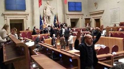 Ένταση και ξύλο στο δημοτικό συμβούλιο της Ρώμης
