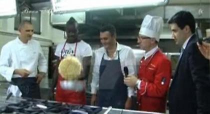 Το γύρισε… στη μαγειρική ο Μπαλοτέλι (video)