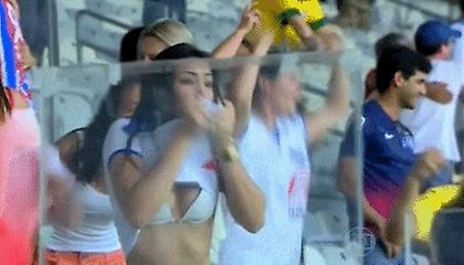 Η οπαδός που βγήκε από τα ρούχα της (video)