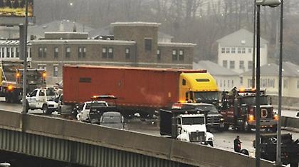 ΗΠΑ: Πάνω από 70 αυτοκίνητα «κολλημένα» σε παγωμένη γέφυρα