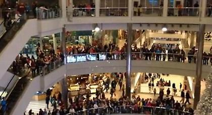 Πέταγε λεφτά στον κόσμο (video)