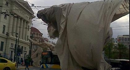 Πανό ξεκόλλησε από τον αέρα και τύλιξε τα καλώδια της ΔΕΗ στον Πειραιά