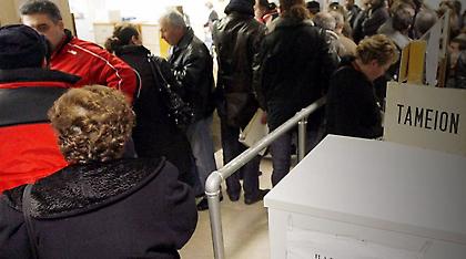 Αυξάνονται έως και 12 χρόνια τα όρια συνταξιοδότησης για τις μητέρες ανηλίκων