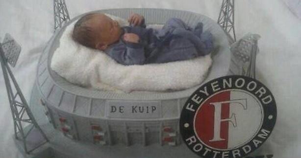 Το μωρό του κοιμάται στο… γήπεδο