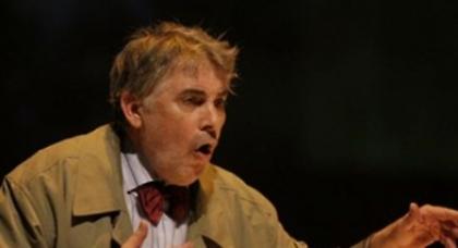 Ο πρύτανης γνωρίζει και από μάσκες και από μασκαράδες